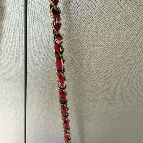 CHANEL Red Quilted Bag with 24kt plated CC logo - Picture 6 of 14